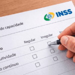 Mão preenchendo formulário de avaliação de capacidade do INSS com campos de horário produtividade e foco contínuo representando TDAH aposentadoria INSS