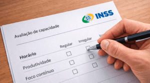 Mão preenchendo formulário de avaliação de capacidade do INSS com campos de horário produtividade e foco contínuo representando TDAH aposentadoria INSS